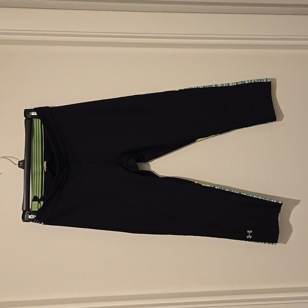 Used Woemns, sz small, UA running capris, black